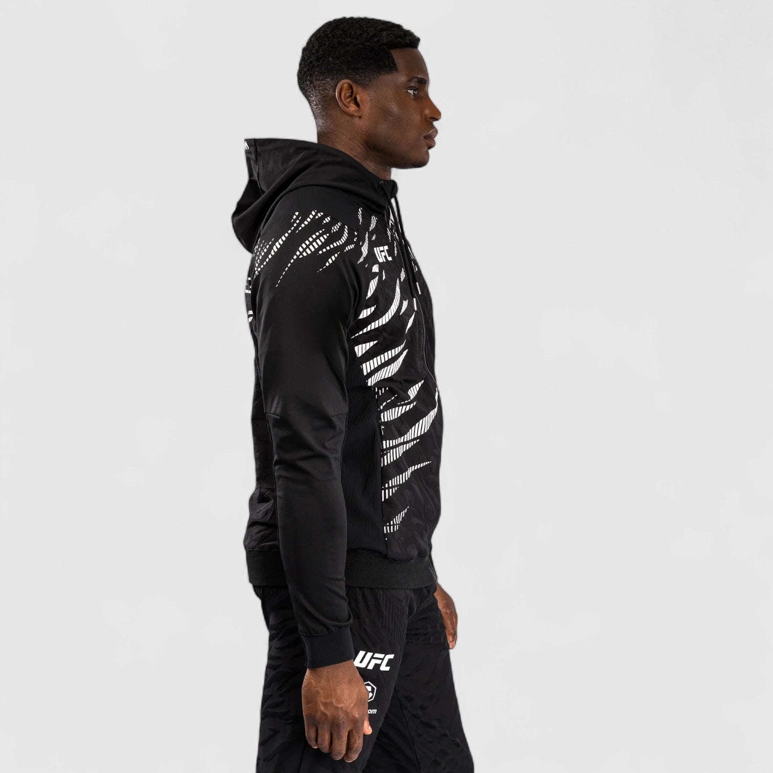 VENUM Fusion Autentisk Fight night hettejakke Svart og hvit - CombatStore.no