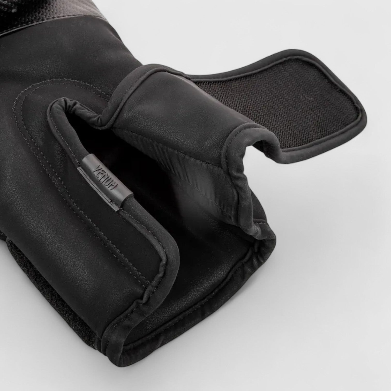 VENUM Impact Boksehansker - Svart/Svart - CombatStore.no