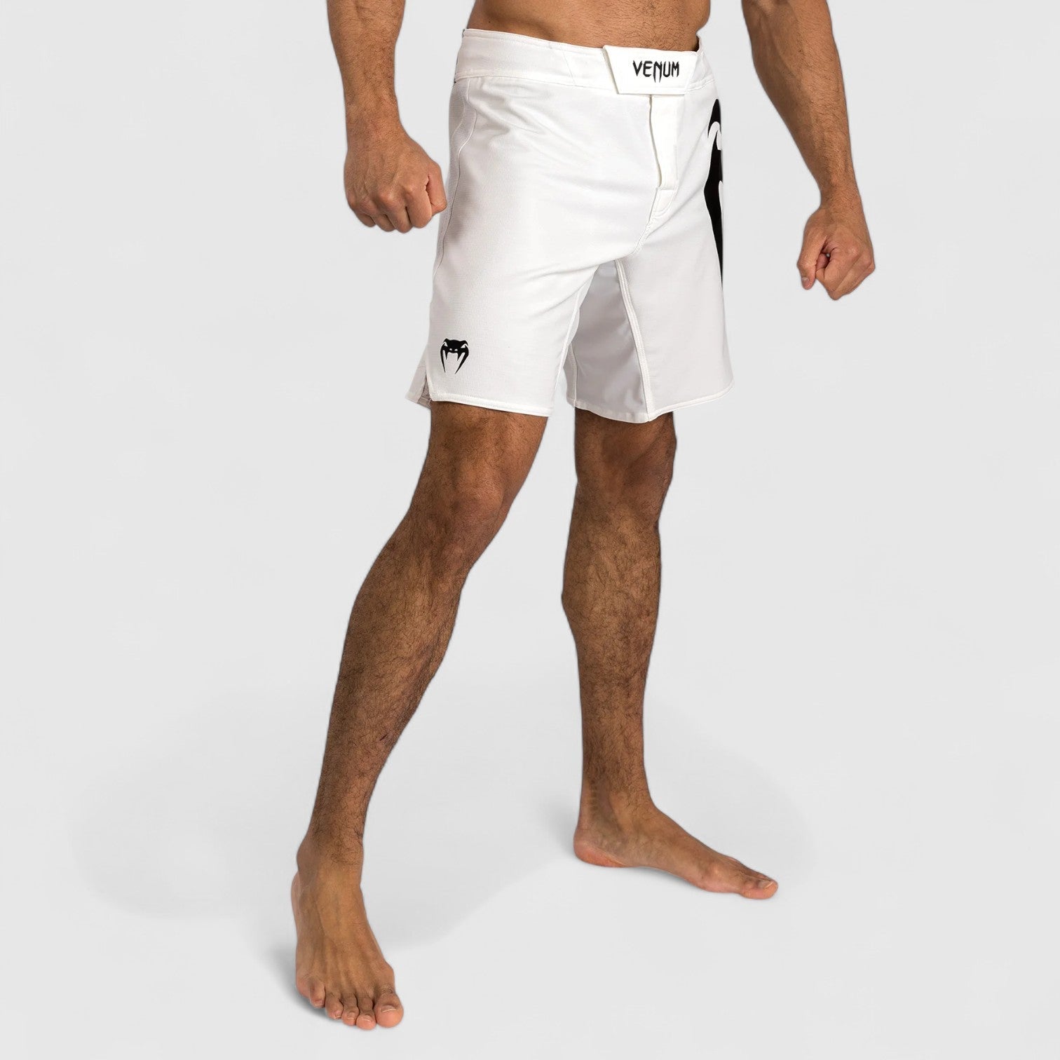 VENUM Light 5.0 Fightshort Hvit og Svart - CombatStore.no