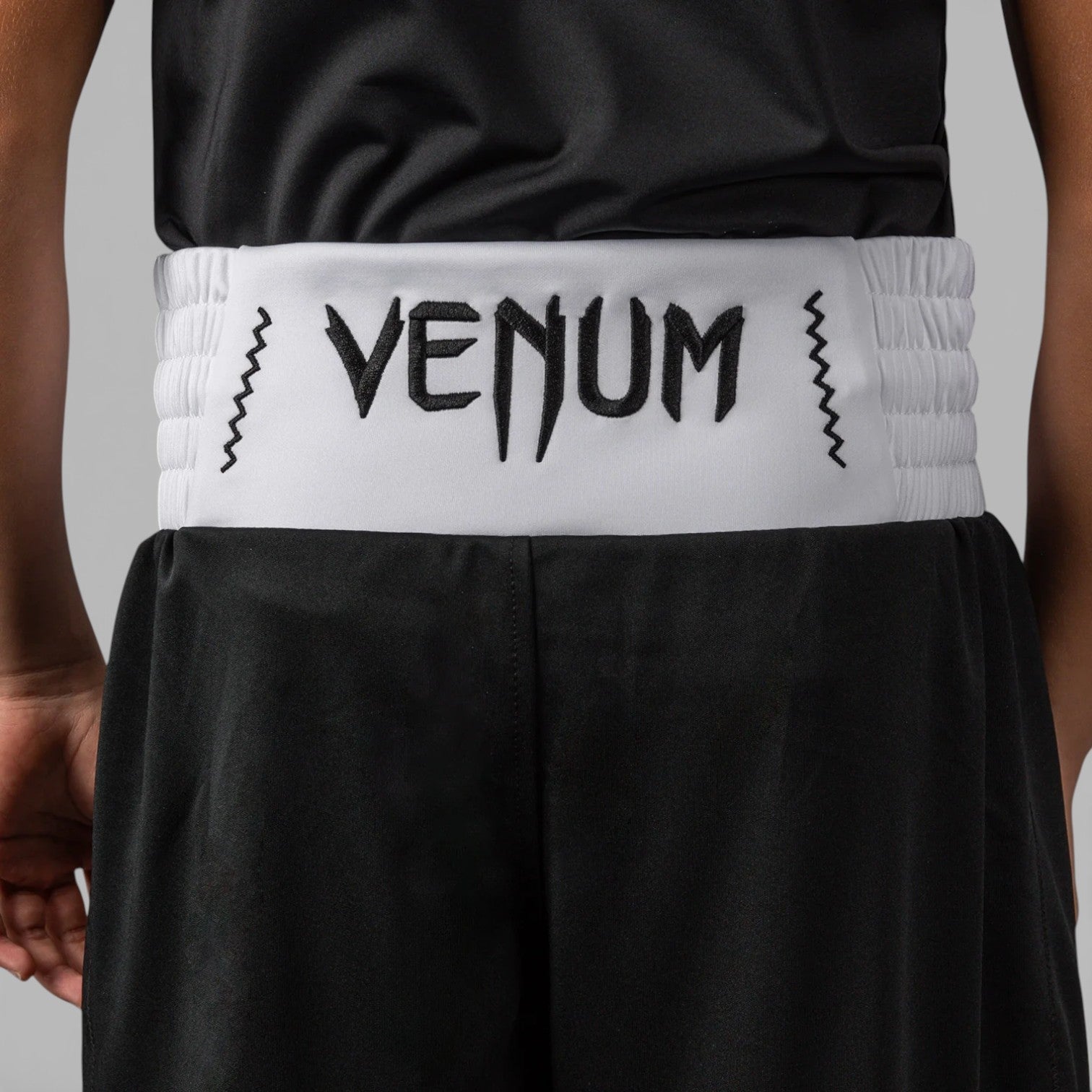 Venum Bokseshorts for barn svart og hvit - Combat Store AS