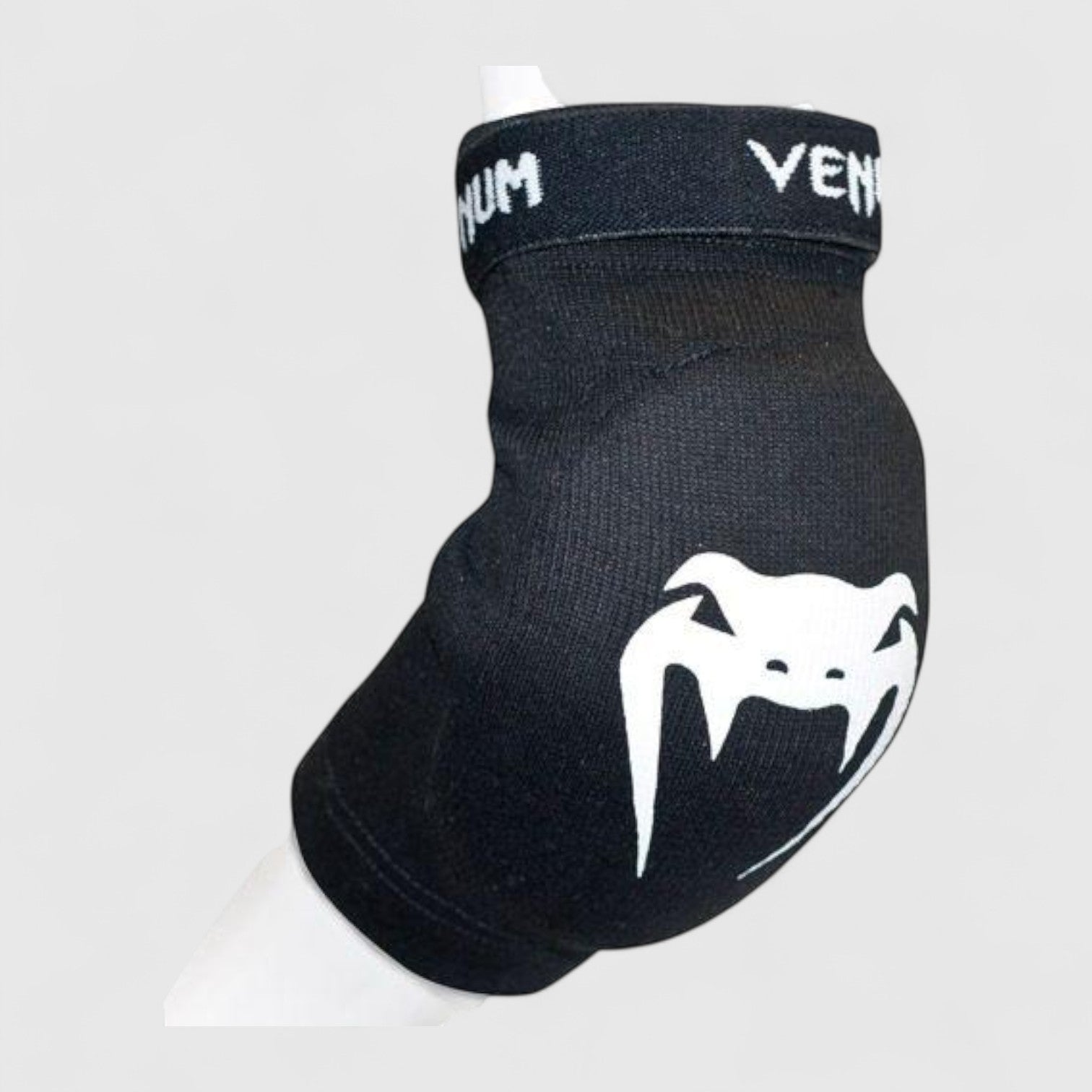 VENUM Kontact Albuebeskytter - Svart/Hvit Nordic - CombatStore.no