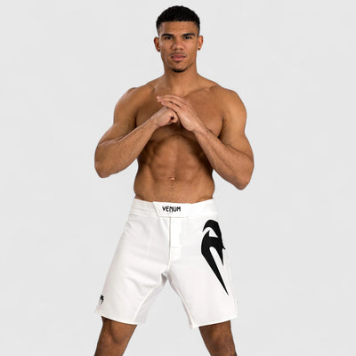 VENUM Light 5.0 Fightshort Hvit og Svart - CombatStore.no