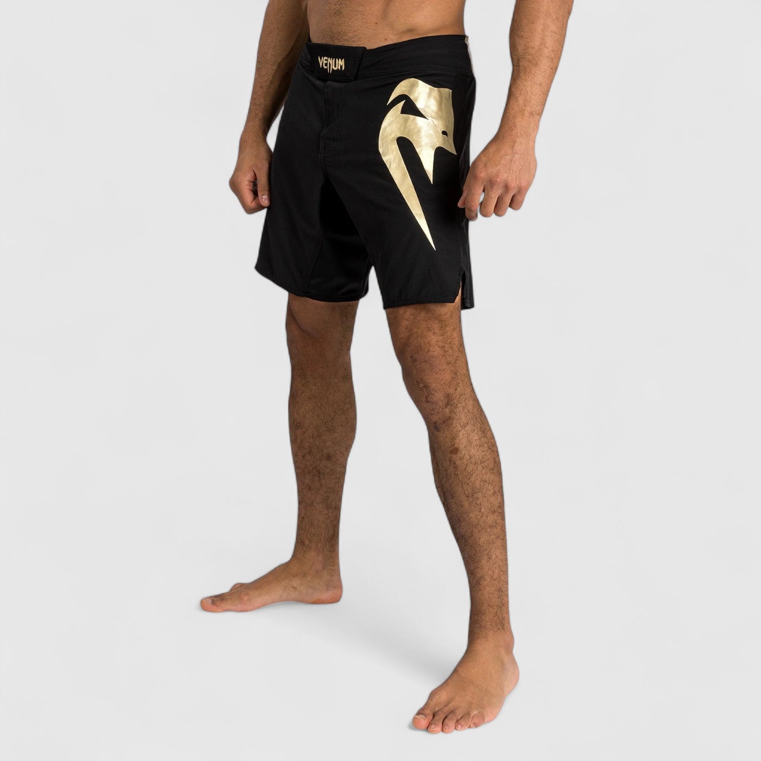VENUM Light 5.0 Fightshort Svart og Gull - CombatStore.no