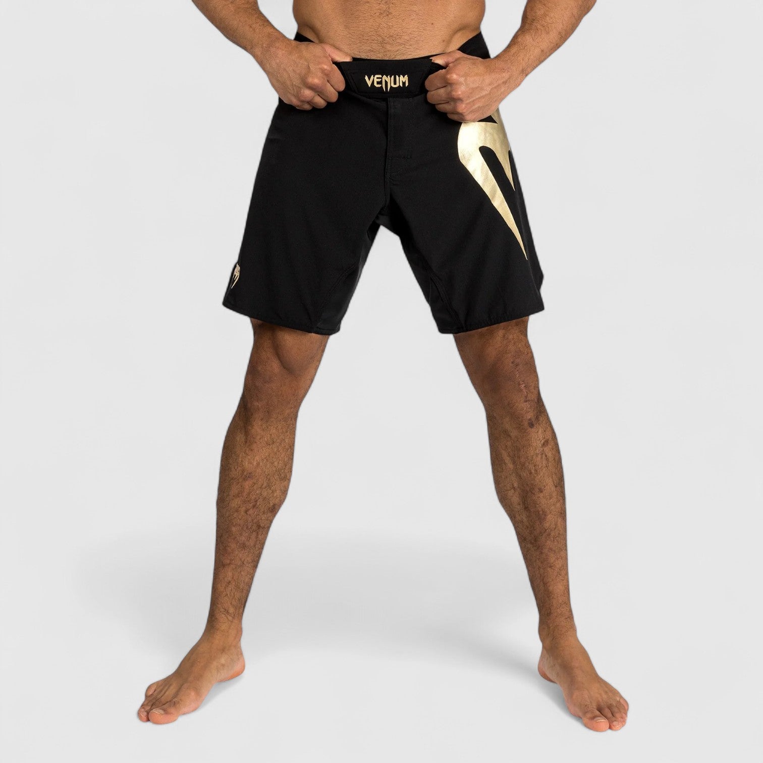 VENUM Light 5.0 Fightshort Svart og Gull - CombatStore.no